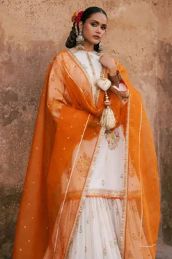 Alternative view of Zauq