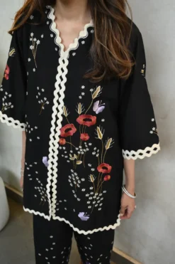 Alternative view of Noir Petals